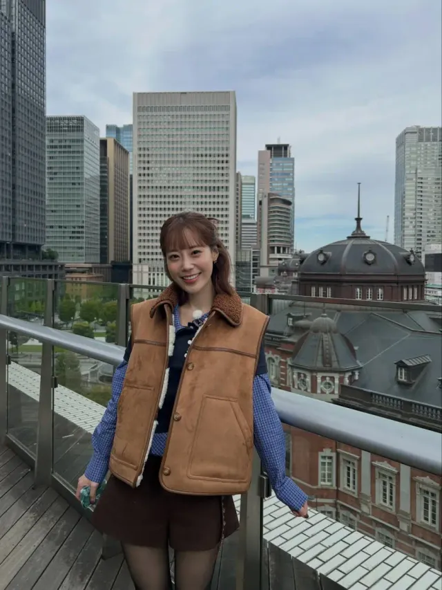 체크 레이어드 | 블루 셔츠를 이너로 활용해 생동감을 더한 믹스매치 /사진=허영지 인스타그램