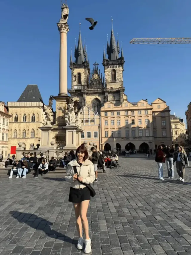 블랙 미니스커트 | 숏패딩과 대비되는 슬림한 하의로 완성한 감각적인 모노톤 믹스매치 /사진=구잘 인스타그램