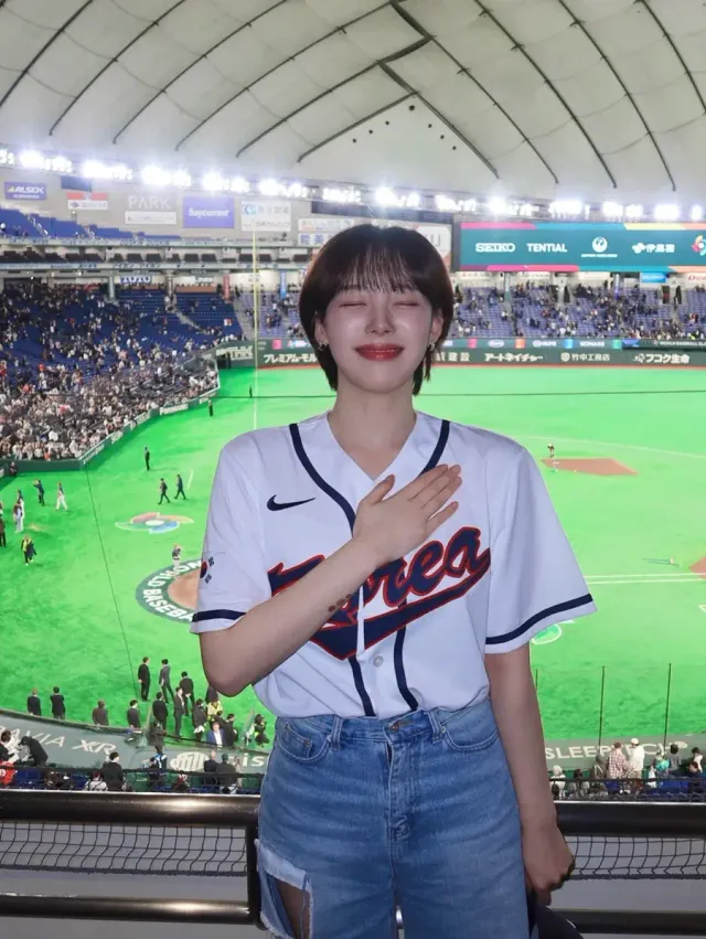 네이비 캡 & 후디 | 야구장의 생동감을 더하는 네이비 컬러 베이스볼 캡과 스포티한 후드 스타일링 /사진=하지원 인스타그램