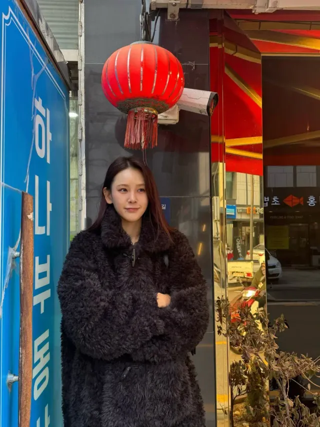 퍼플 카디건 | 블랙 아우터 속에 매치한 선명한 퍼플 컬러가 룩에 세련된 생기를 더해주는 스타일링 /사진=문정현 인스타그램