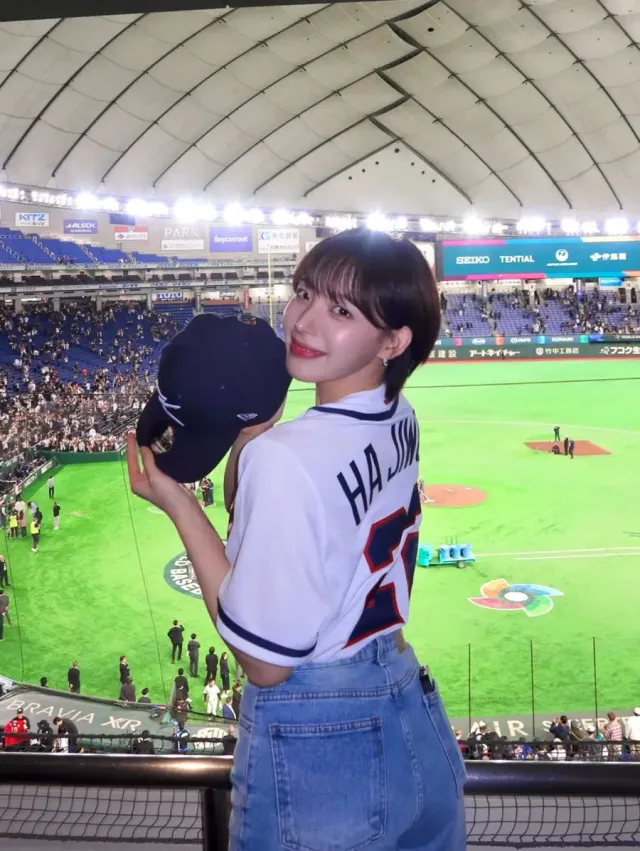 화이트 저지 | 태극마크와 KOREA 로고가 돋보이는 깔끔한 핏의 국가대표 유니폼 /사진=하지원 인스타그램