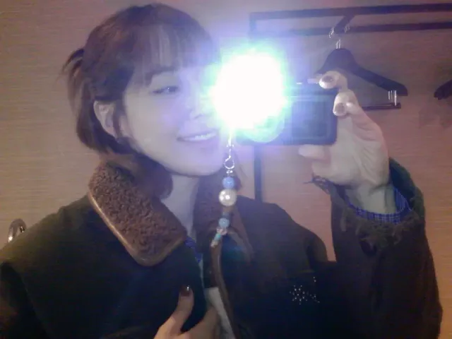 빈티지 셀피 | 플래시 광원을 활용해 몽환적인 분위기를 연출한 거울 셀카 /사진=허영지 인스타그램