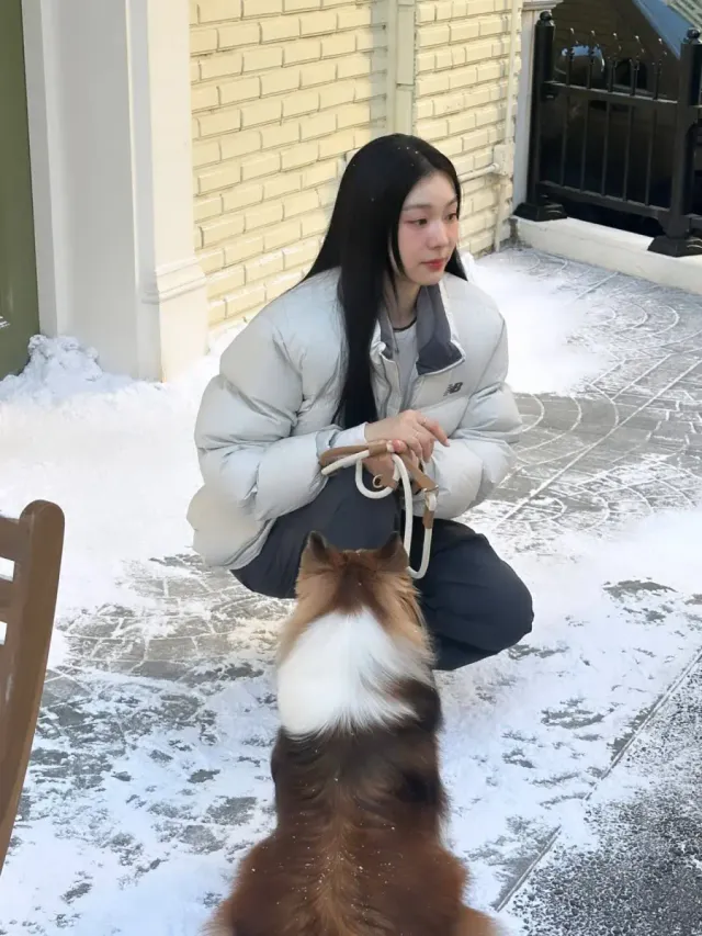 화이트 크롭 푸퍼 패딩 | 경쾌한 기장감과 깔끔한 컬러가 돋보이는 윈터 아웃도어 룩 /사진=김연아 인스타그램