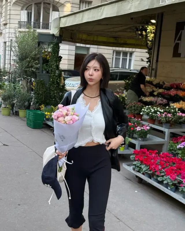 화이트 레이스 크롭 카디건 | 페미닌한 무드와 레더의 거친 질감이 만나 완성된 믹스매치 룩 /사진=김고은 인스타그램