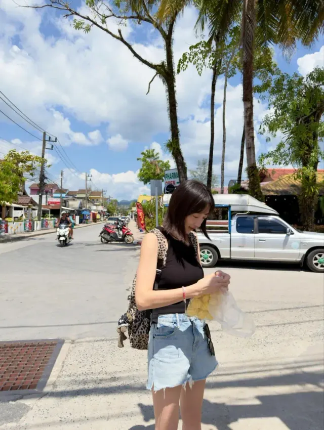 데님 쇼츠 | 자연스러운 컷오프 디테일이 돋보이는 연청 데님으로 시원한 무드 연출