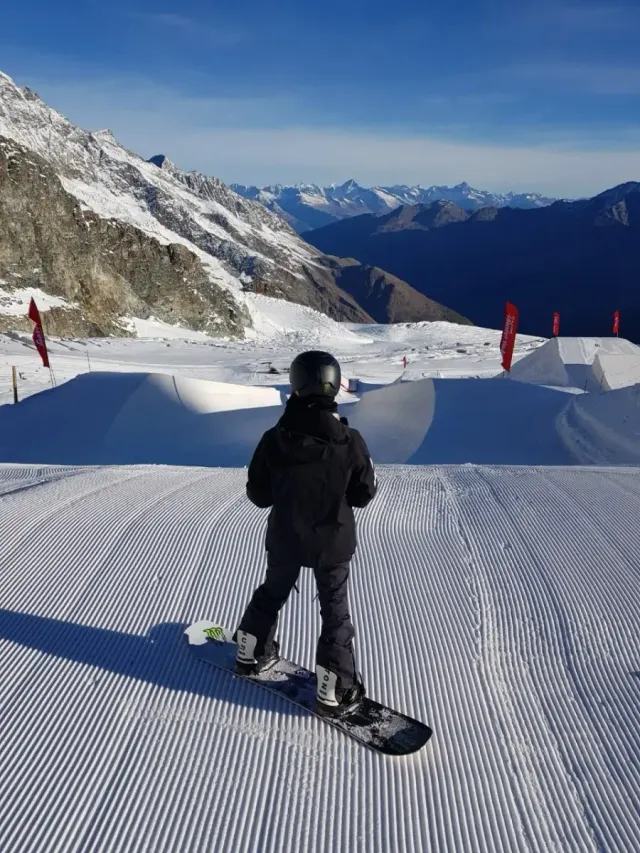 올블랙 스노우보드 룩 | 설원 위 압도적인 실루엣을 완성하는 모노톤 스타일링 /사진=최가온 인스타그램