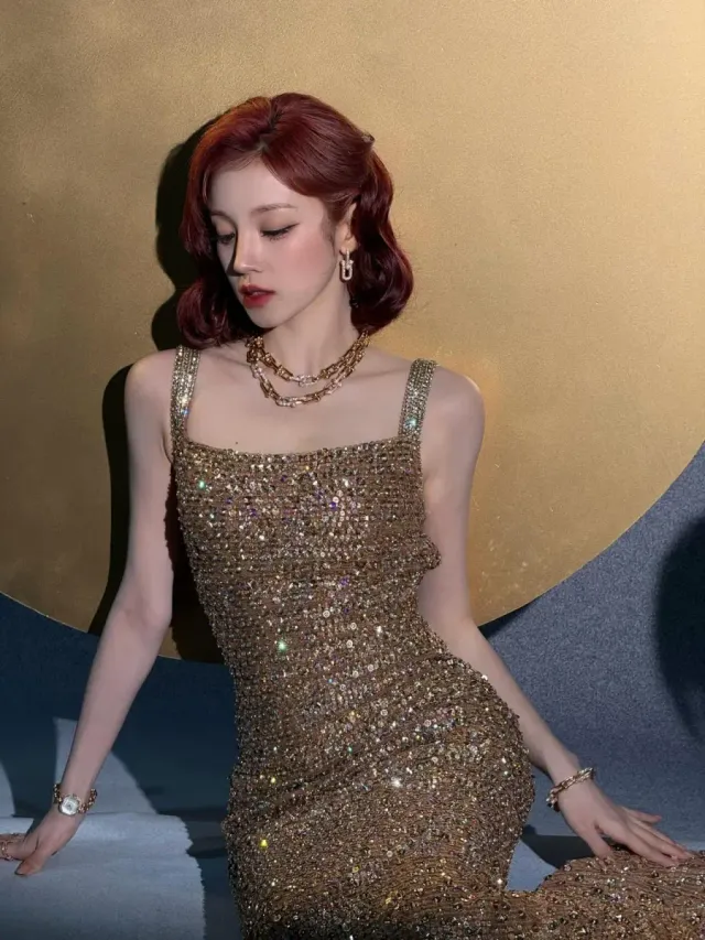 이어링 & 메이크업 | 날카로운 캣아이 라인과 골드 이어링으로 완성한 시크 무드 /사진=우기 인스타그램