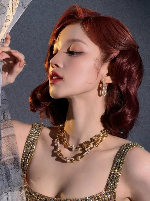 시퀸 드레스 | 정교한 비딩과 스퀘어 넥라인으로 강조한 고혹적인 상체 실루엣 /사진=우기 인스타그램