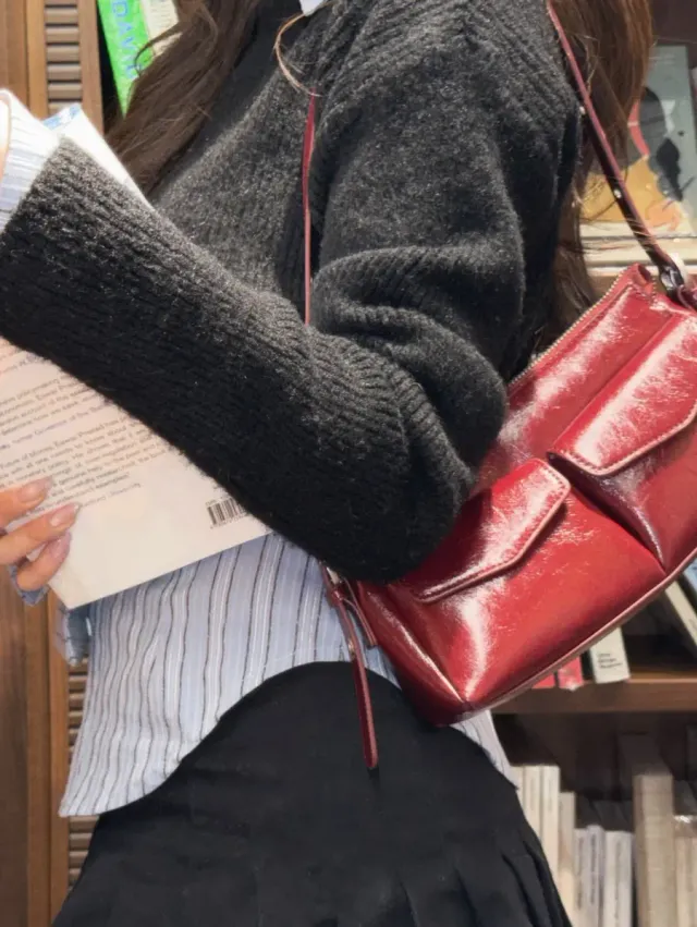 스트라이프 셔츠 | 셔츠와 니트의 레이어드로 완성한 클래식한 무드