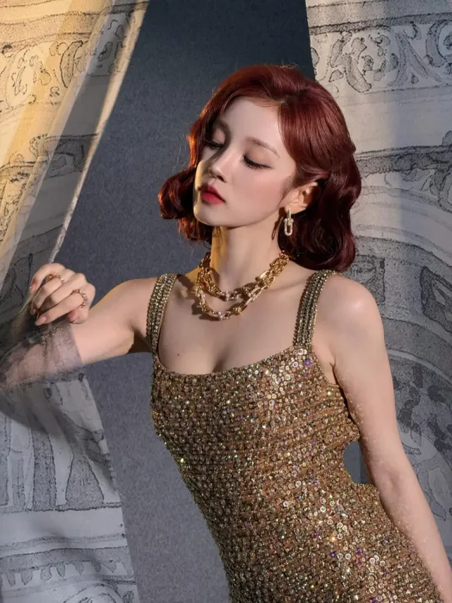 백리스 드레스 | 깊게 파인 등 라인과 골드 시퀸의 조화로 연출한 관능적인 뒤태 /사진=우기 인스타그램