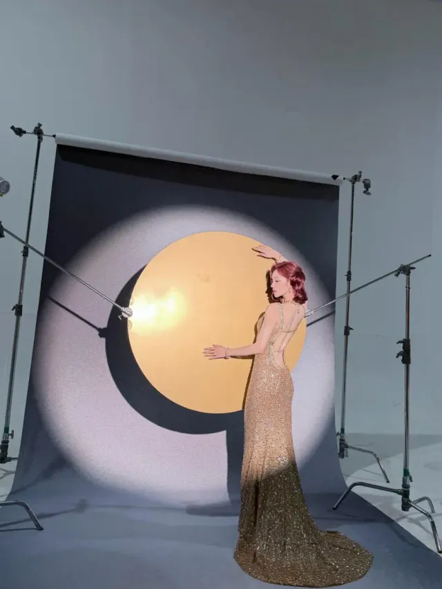 골드 주얼리 | 볼드한 체인 네크리스와 뱅글로 더한 럭셔리한 포인트 /사진=우기 인스타그램