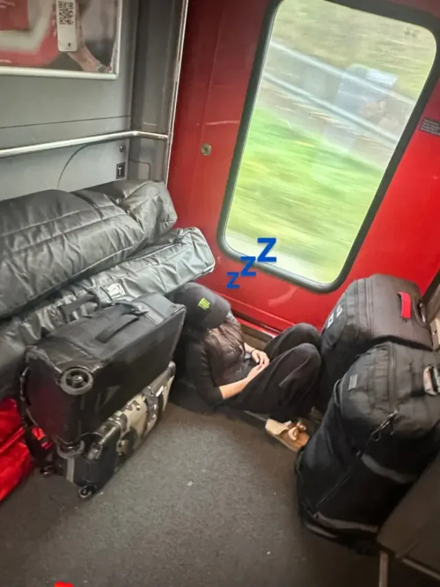 비니와 수면 양말 | 기차 안 쪽잠도 스타일리시하게 만드는 믹스매치 아이템 /사진=최가온 인스타그램