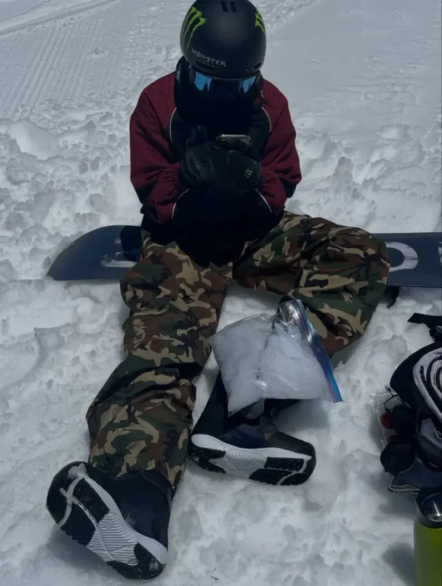 카모플라주 팬츠 | 톤다운된 레드 재킷과 완벽한 조화를 이루는 패턴 아이템 /사진=최가온 인스타그램