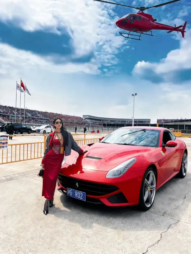 VIP 패스 & 헤드셋 | 서킷 현장감을 살려주는 VIP 패스와 레드 헤드셋 액세서리 /사진=클라라 인스타그램