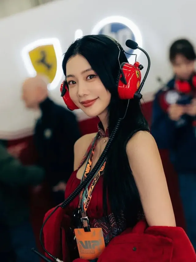 레이싱 봄버 재킷 | F1 로고와 패치가 돋보이는 시크한 블랙 레이싱 점퍼 코디 /사진=클라라 인스타그램