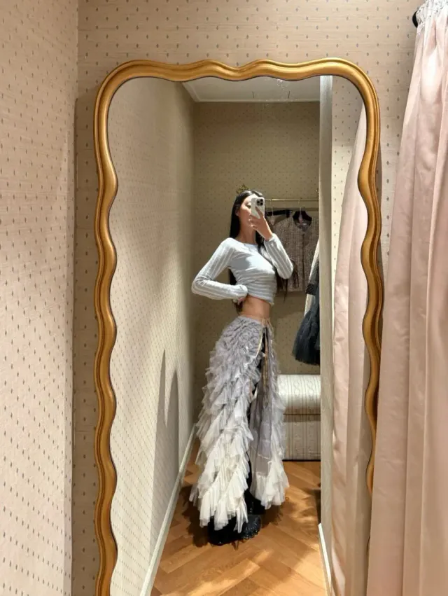 티어드 러플 롱 스커트 | 층층이 쌓인 화이트 튤 소재가 극강의 로맨틱한 실루엣을 완성