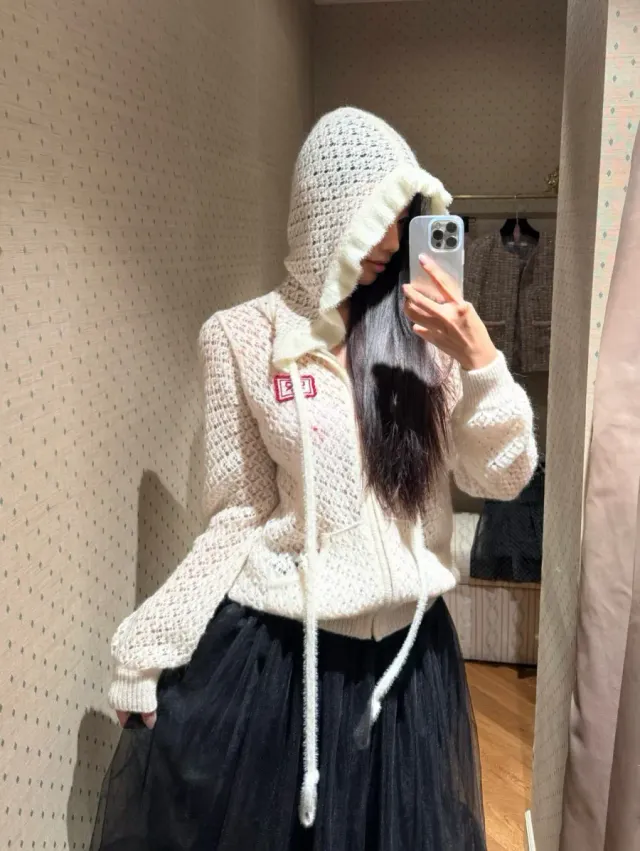 펀칭 후드 집업 | 키치한 자수 패치와 시스루 디테일이 돋보이는 화이트 니트 후디