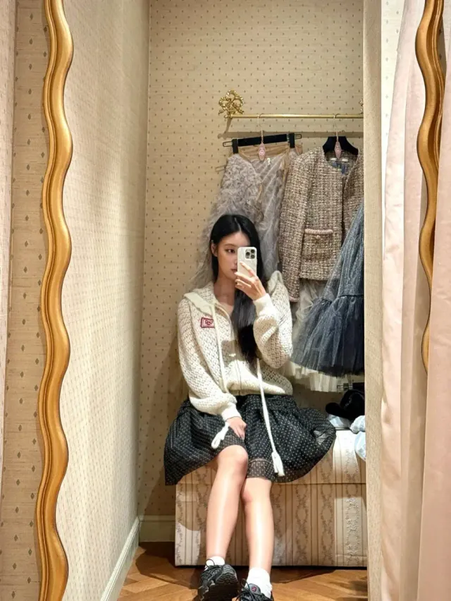 도트 시스루 미니 스커트 | 경쾌한 도트 패턴과 볼륨감 있는 실루엣이 돋보이는 미니 스커트