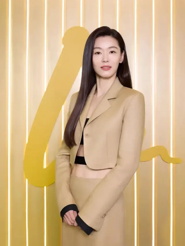 베이지 크롭 재킷 | 짧은 기장감으로 다리가 길어 보이는 효과를 주는 세련된 테일러링 /사진=전지현 인스타그램