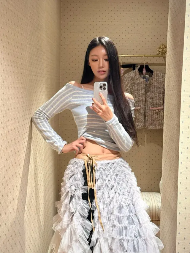 오프숄더 스트라이프 니트 | 가녀린 어깨 라인을 강조하는 블루 톤의 스트라이프 패턴 상의