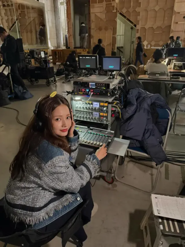 촬영 장비 앞에서 포즈를 취한 하연수 | 머리 위 핀 하나로 완성한 독보적인 러블리함 /사진=하연수 인스타그램