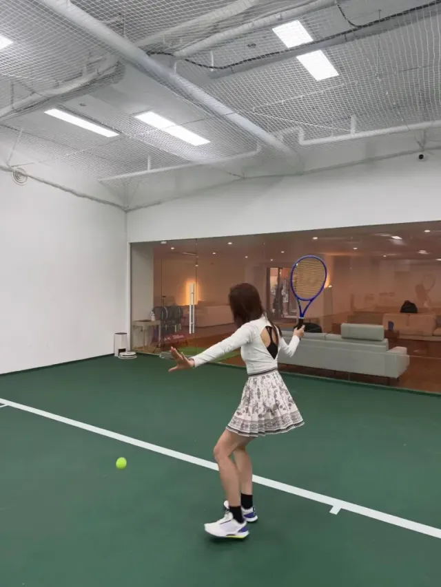 테니스 플리츠 룩 | 화이트 집업과 에스닉 패턴의 만남으로 완성한 로맨틱 테니스 웨어 /사진=남지현 인스타그램