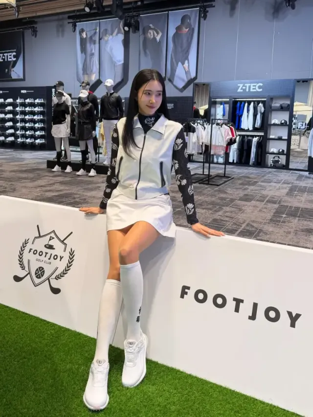 화이트 골프 스커트 & 니삭스 | 잔디 위에서도 빛나는 무결점 골프 스타일링 /사진=안근영 인스타그램