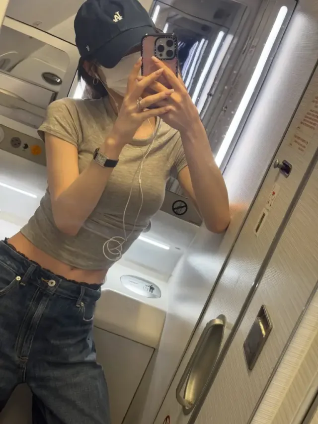 크롭 톱 & 로우 라이즈 데님 | 기내 화장실을 런웨이로 만든 힙한 데일리 룩 /사진=있지 채령 인스타그램