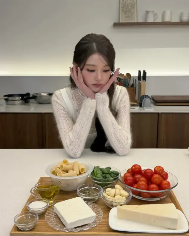 홈스테틱 식재료 | 신선한 채소와 치즈를 앞에 두고 요리 연구에 몰두한 공주님의 우아한 모먼트 /사진=장원영 인스타그램