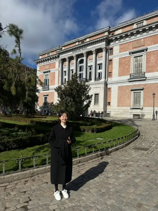 브라운 케이블 니트 | 클래식한 무드에 복고풍 스카프를 더한 낭만적인 여행자 스타일 /사진=전소민 인스타그램