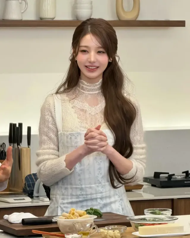 레이스 톱 & 플로럴 앞치마 | 주방을 단숨에 로코 영화 촬영장으로 바꾸는 로맨틱한 앞치마 스타일링 /사진=장원영 인스타그램