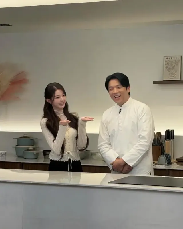 화이트 카디건 룩 | 안성재 셰프의 화이트 조리복과 톤온톤을 이루며 화사한 케미를 발산하는 모습 /사진=장원영 인스타그램