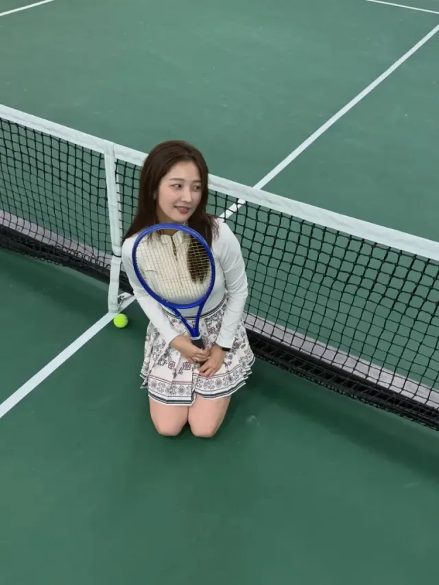 코트 위 풀샷 | 역동적인 스윙 동작에서도 흐트러짐 없는 완벽한 실루엣 /사진=남지현 인스타그램