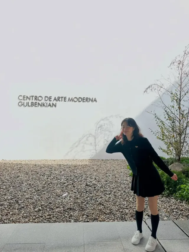 올블랙 셋업 | 니삭스와 스니커즈로 완성한 경쾌하고 지적인 미술관 관람 룩 /사진=전소민 인스타그램