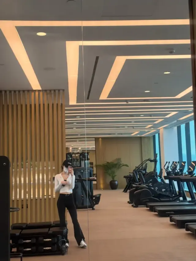 애슬레저 룩 | 화이트 집업과 레깅스로 완성한 무결점 운동복 핏 /사진=있지 채령 인스타그램