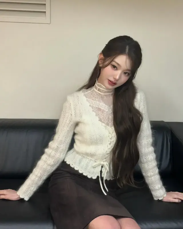 코듀로이 스커트 매치 | 화이트 상의에 브라운 톤 하의를 매치해 차분하면서도 고급스러운 무드를 연출한 전신 샷 /사진=장원영 인스타그램