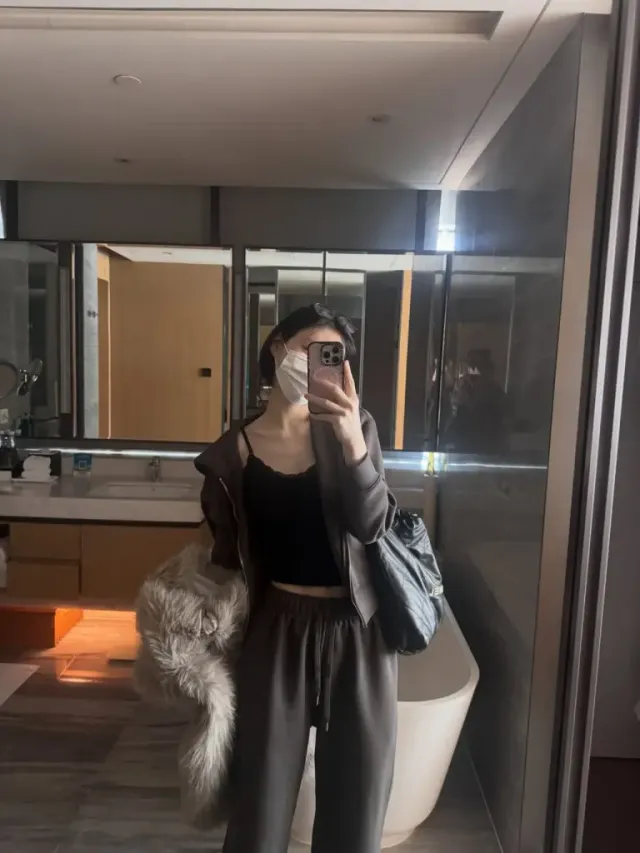 쿨 캐주얼 | 볼캡과 유선 이어폰으로 완성한 아티스트의 감성적인 모먼트 /사진=있지 채령 인스타그램