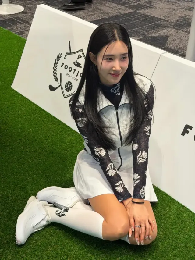 화이트 베스트 & 레이스 슬리브 | 페미닌한 디테일로 완성한 독보적인 필드 룩 /사진=안근영 인스타그램