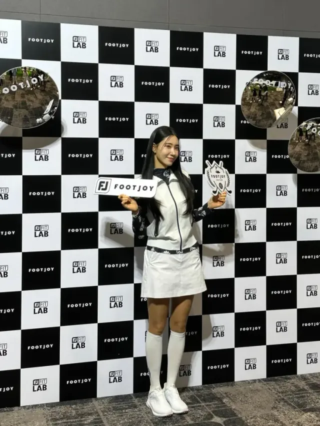 체커보드 포토월 & 올 화이트 하단 | 풋조이 신상 라인업과 어우러진 압도적 비율 /사진=안근영 인스타그램