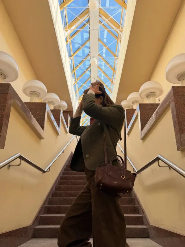 브라운 토트백 | 빈티지한 질감의 가죽 가방으로 전체적인 룩의 균형을 완성 /사진=안젤리나 다닐로바 인스타그램