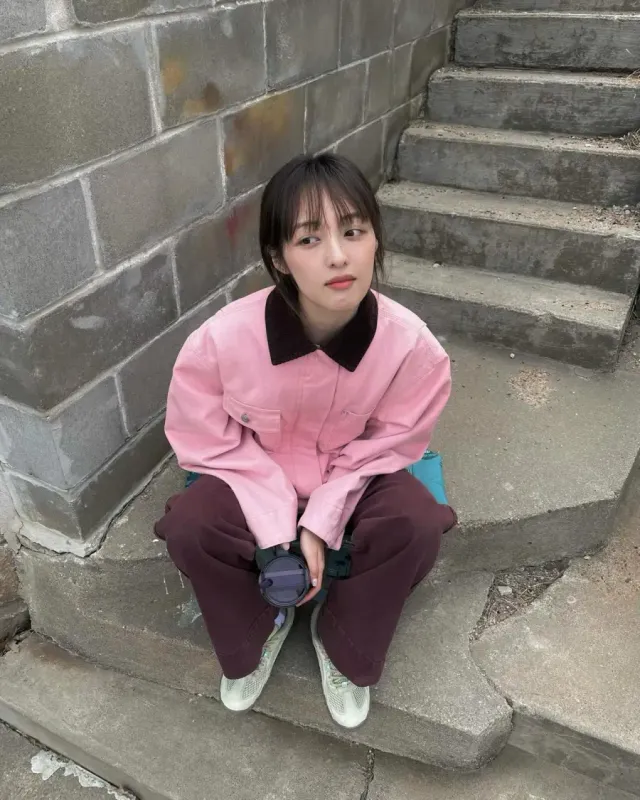 핑크 워크 재킷 | 톤 다운된 핑크 컬러와 코듀로이 칼라 배색이 돋보이는 아우터 스타일링 /사진=김보라 인스타그램