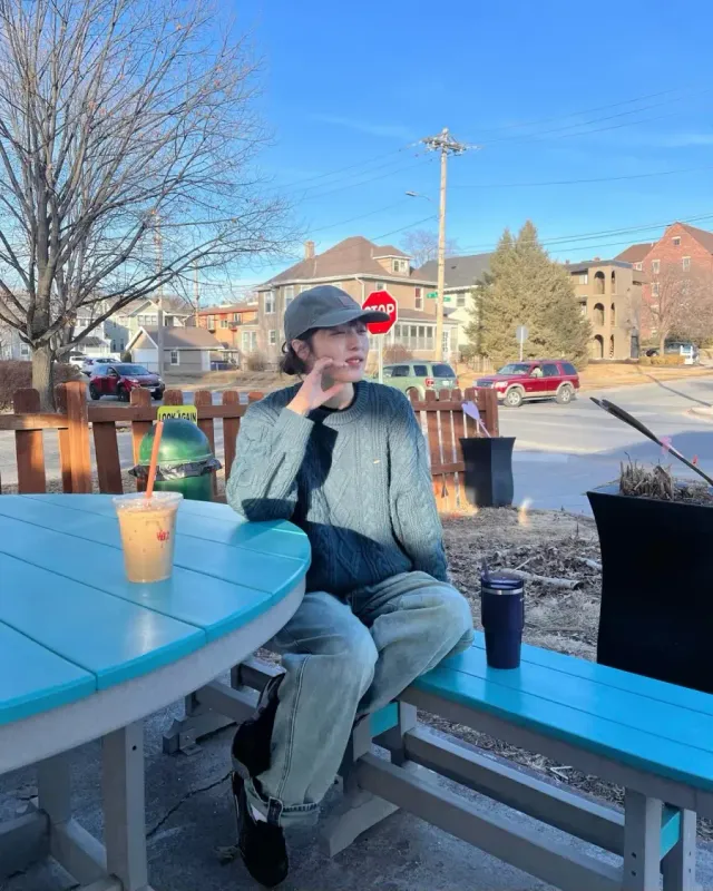 블루 케이블 니트 | 포근한 조직감의 니트와 빈티지한 데님 팬츠를 매치한 캐주얼 룩 /사진=김보라 인스타그램