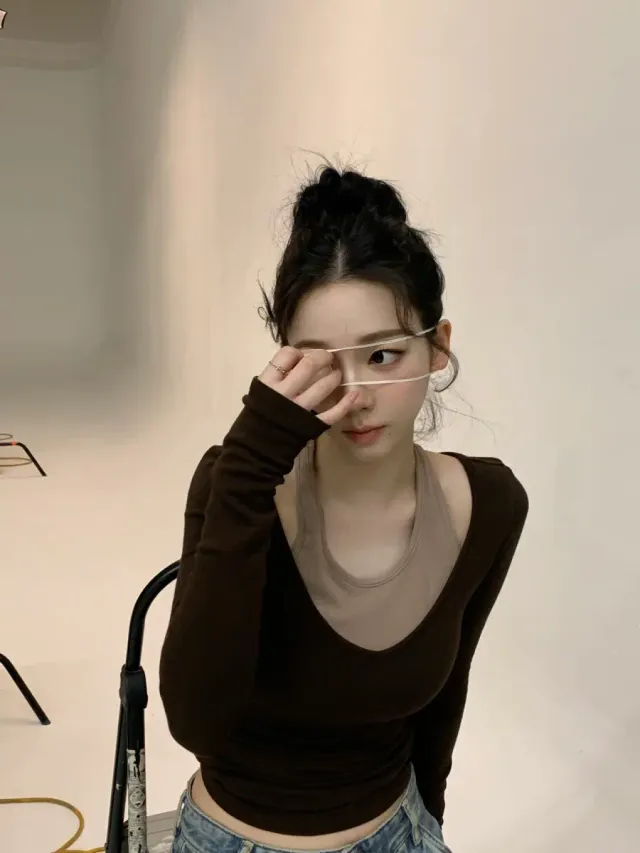 다크 브라운 크롭탑에 카고 데님, 촬영장 비하인드에서도 스타일을 잃지 않은 카리나 /사진=카리나 인스타그램