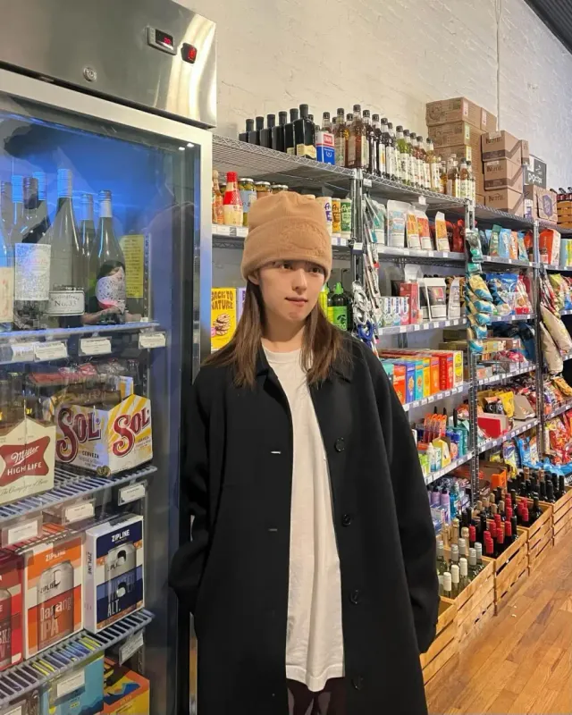 롱 코트 & 비니 | 차분한 블랙 코트에 베이지 비니를 매치해 보온성과 스타일을 모두 잡은 코디 /사진=김보라 인스타그램