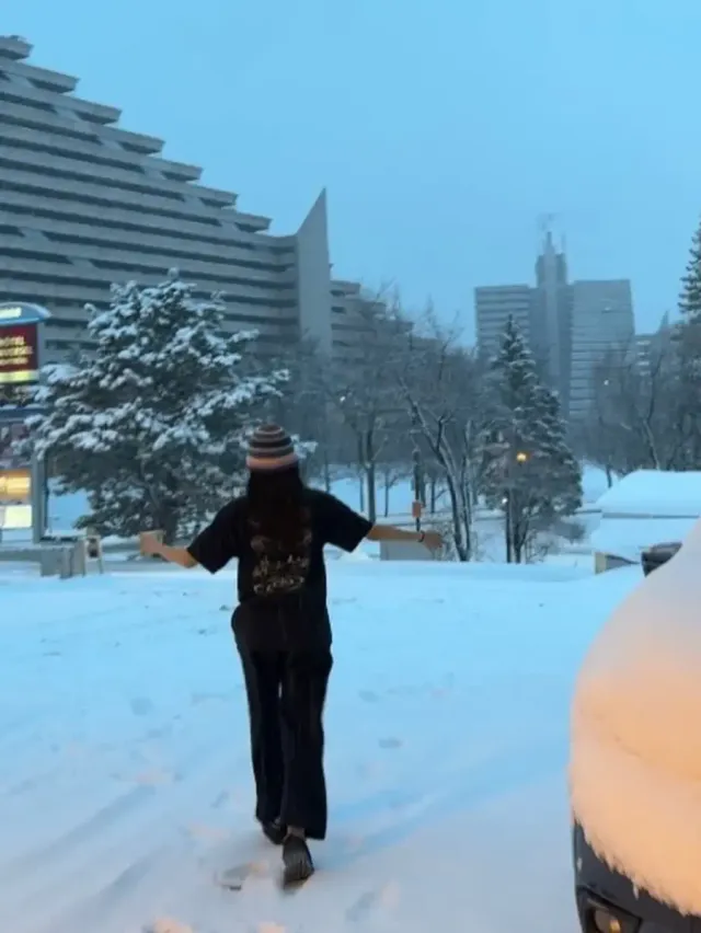 스트라이프 비니 | 파스텔 톤 배색 포인트로 캐주얼한 무드를 더한 헤드웨어 /사진=김아랑 인스타그램