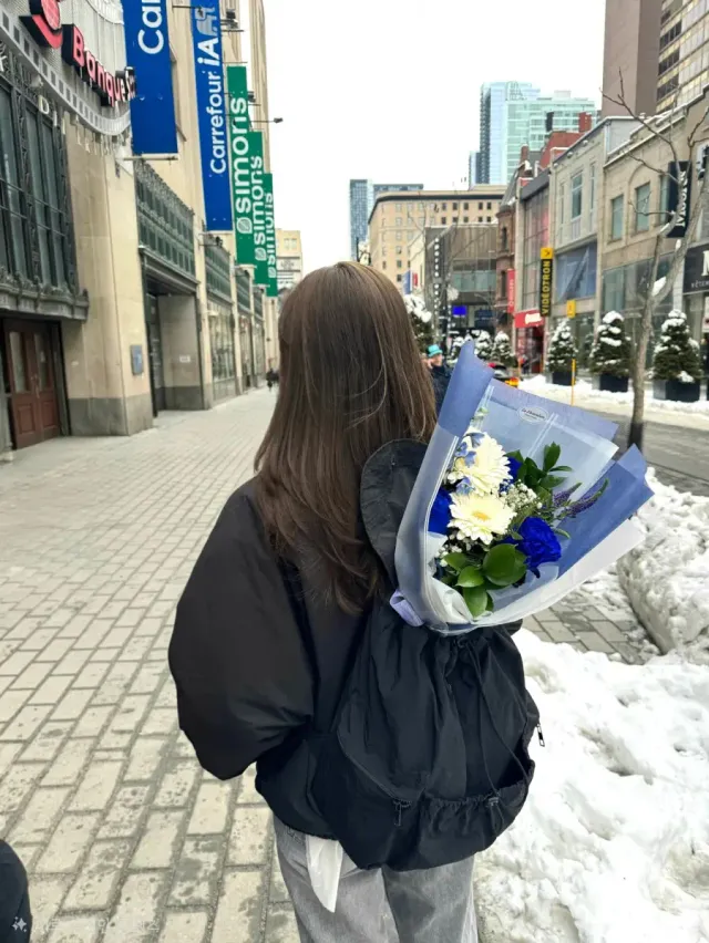 블루 부케 | 블랙 백팩에 블루 톤 꽃다발을 매치해 완성한 감성적인 포인트 /사진=김아랑 인스타그램