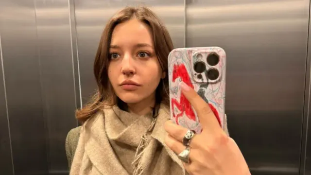 베이지 머플러 | 차분한 베이지 톤의 머플러로 포근함과 스타일을 동시에 /사진=안젤리나 다닐로바 인스타그램