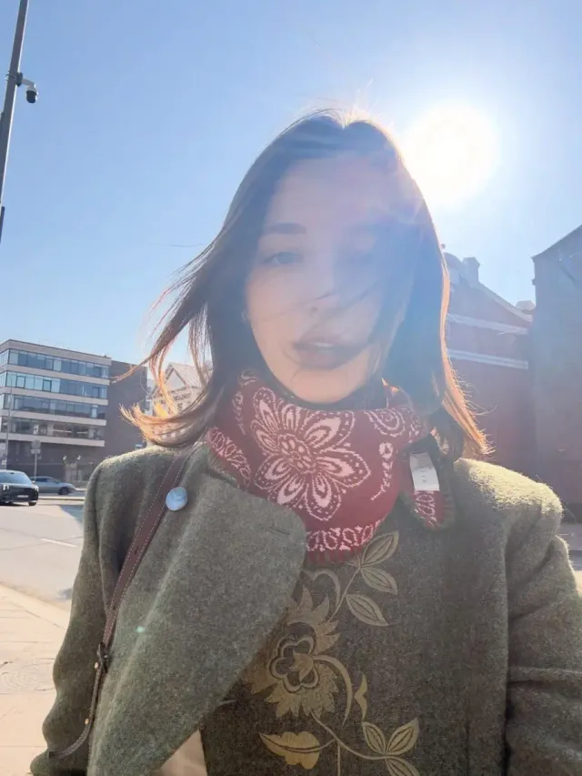 패턴 스카프 | 붉은색 패턴 스카프를 레이어드해 얼굴 생기를 살려주는 포인트 /사진=안젤리나 다닐로바 인스타그램