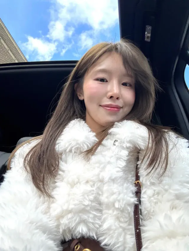 시어링 코트 | 포근한 질감의 화이트 아우터로 연출한 화사한 윈터 룩 /사진=김아랑 인스타그램