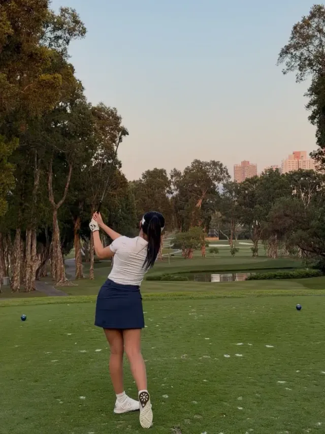 골프웨어 세트 | 화이트 폴로셔츠와 네이비 스커트의 깔끔한 조합 /사진=프로골퍼 안소현 인스타그램